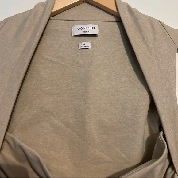 Aritzia Original Contour Flourish Top - Picture 5 of 8